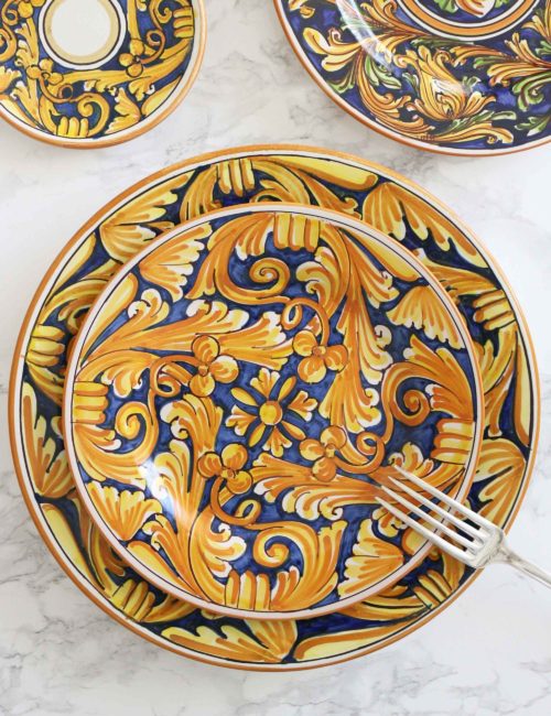 Piatto da dessert in ceramica siciliana decorata di Caltagirone