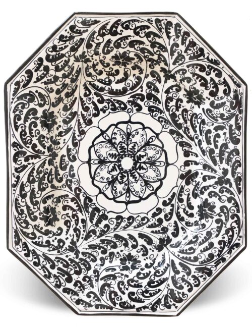 Piatto da portata ottogonale in ceramica siciliana decorata nero