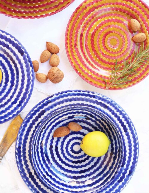 Piatti in ceramica decorata siciliana blu profondo e terra bruciata