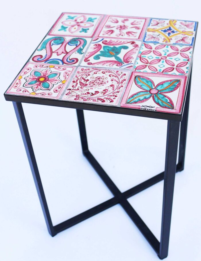 Tavolino con maioliche siciliane decorate 30x30cm