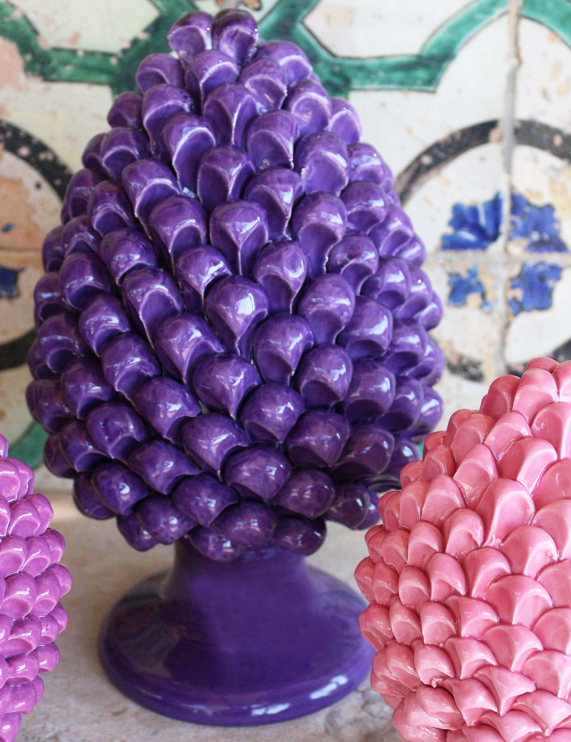 Pigna in ceramica siciliana 30 cm colore viola melanzana